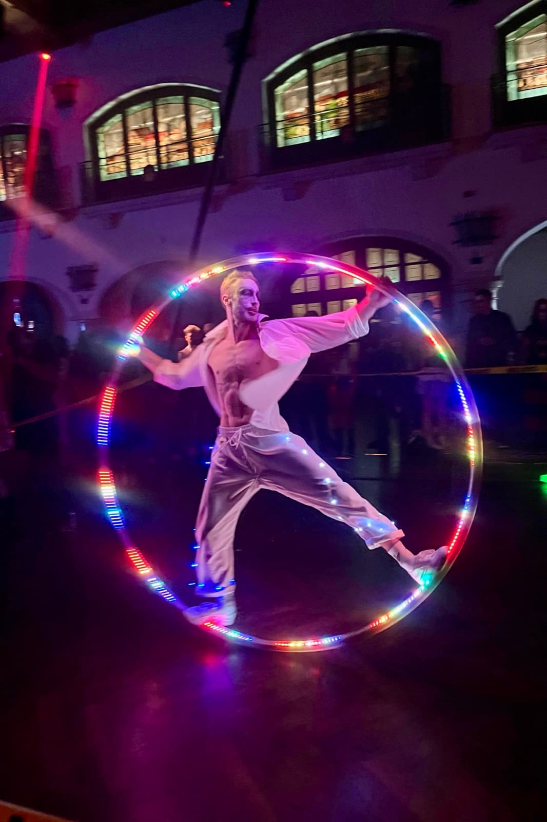 Artist im Cyr Wheel in Bewegung