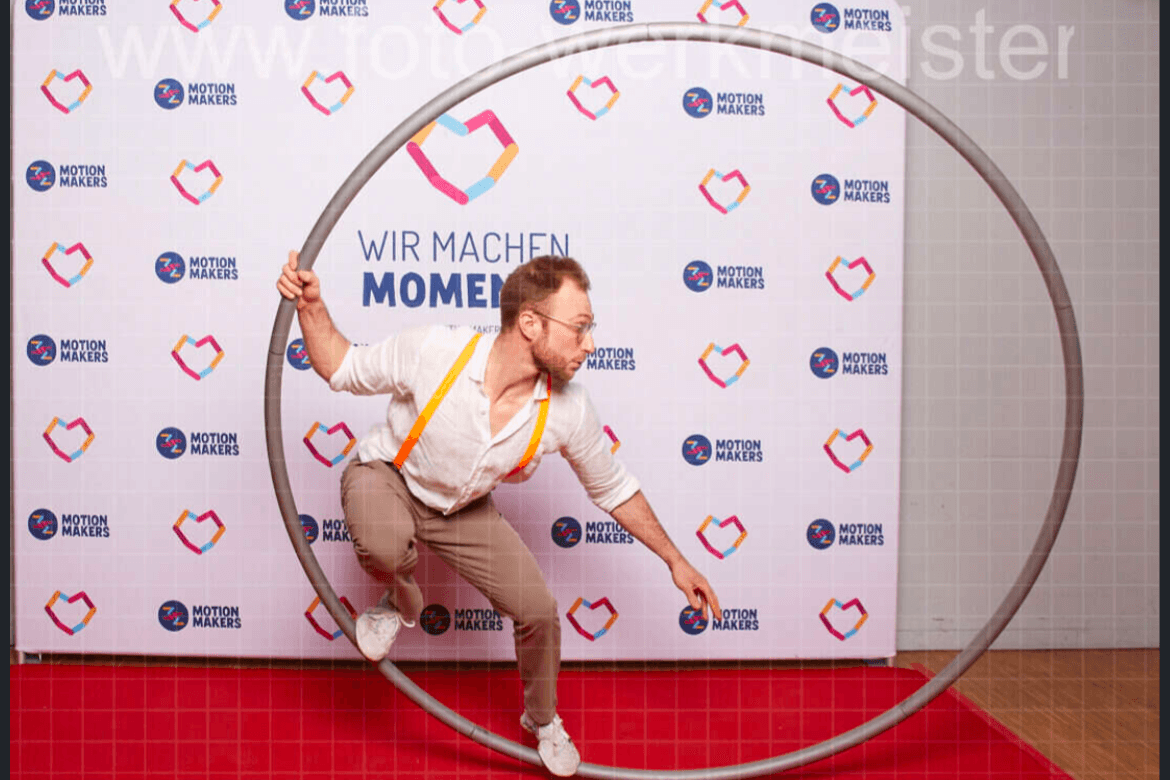 Cyr – Lass uns zusammen am Rad drehen